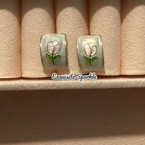 🌷Elegant GoldTone White Ivory Swirl Tulip Painted Earrings - Picture 12 of 16